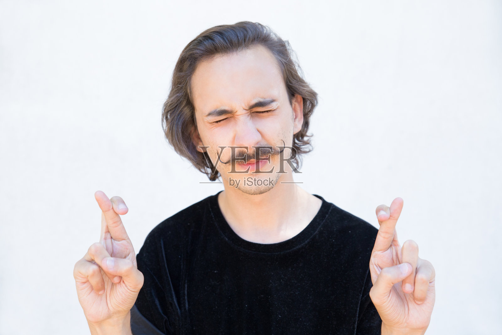 忧心忡忡的留着八字胡的男人双手交叉着手指。照片摄影图片