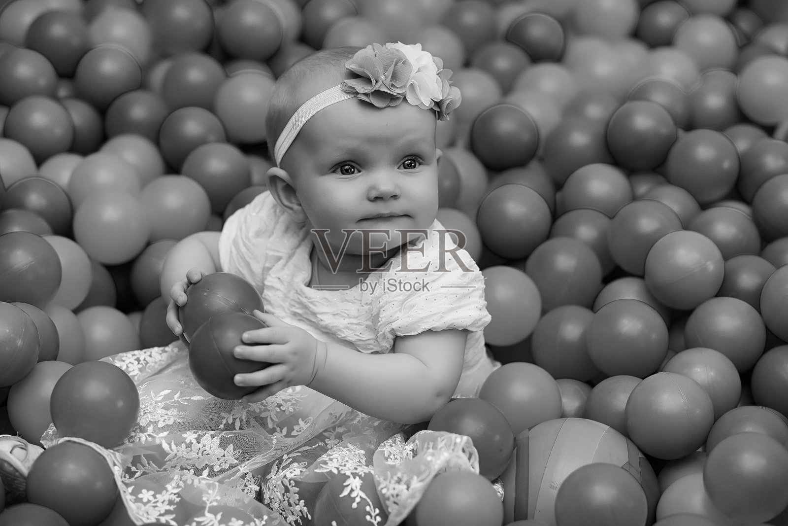 孩子在孩子的房间里。那孩子正坐在窗台上。快乐的孩子。照片摄影图片