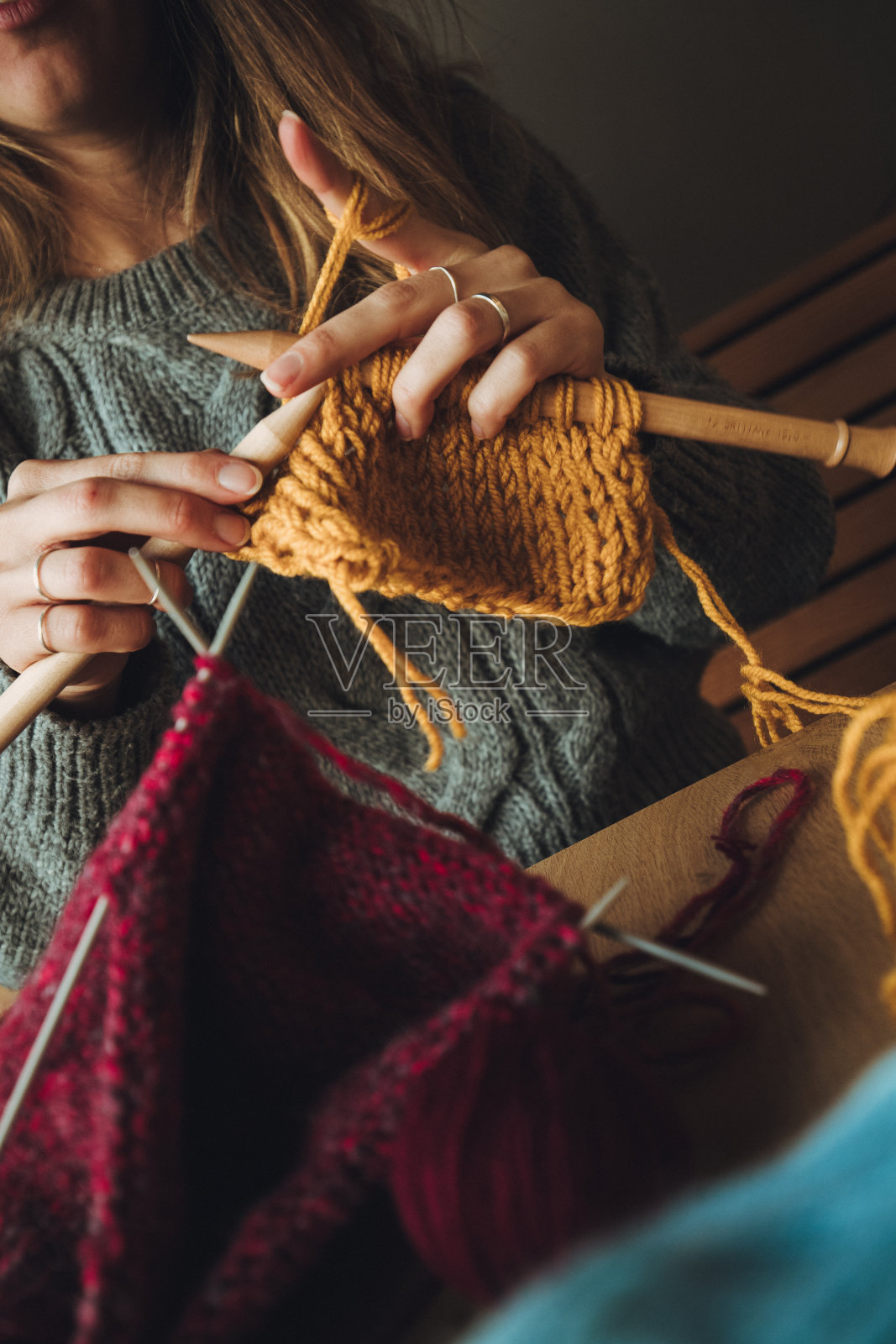近距离观察女人的手编织照片摄影图片