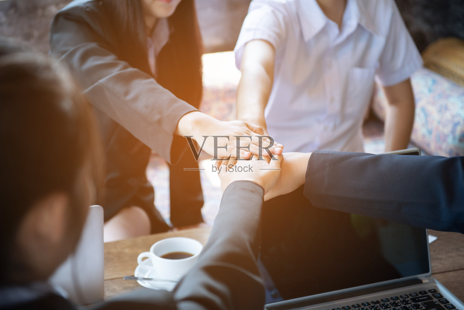 近距离的年轻亚洲女商人把他们的手放在一起。团结和团队理念,复古风格的过程。照片摄影图片