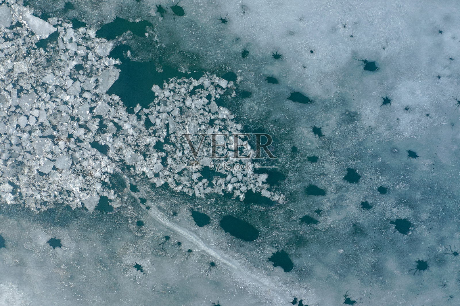 冰川泻湖,上面有冰山。鸟瞰图。从无人机上看到的裂冰。背景纹理的概念。照片摄影图片