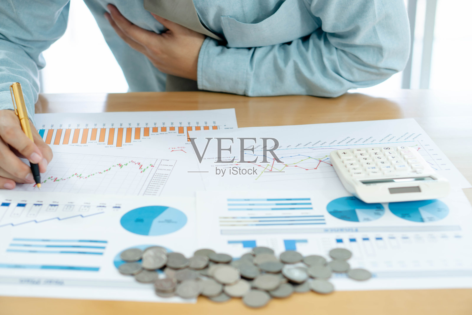 商人捂着胸口,痛得要命。心脏病发作症状-医疗保健概念照片摄影图片