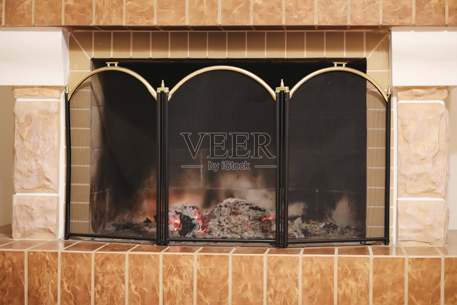 火在家里的壁炉里燃烧照片摄影图片