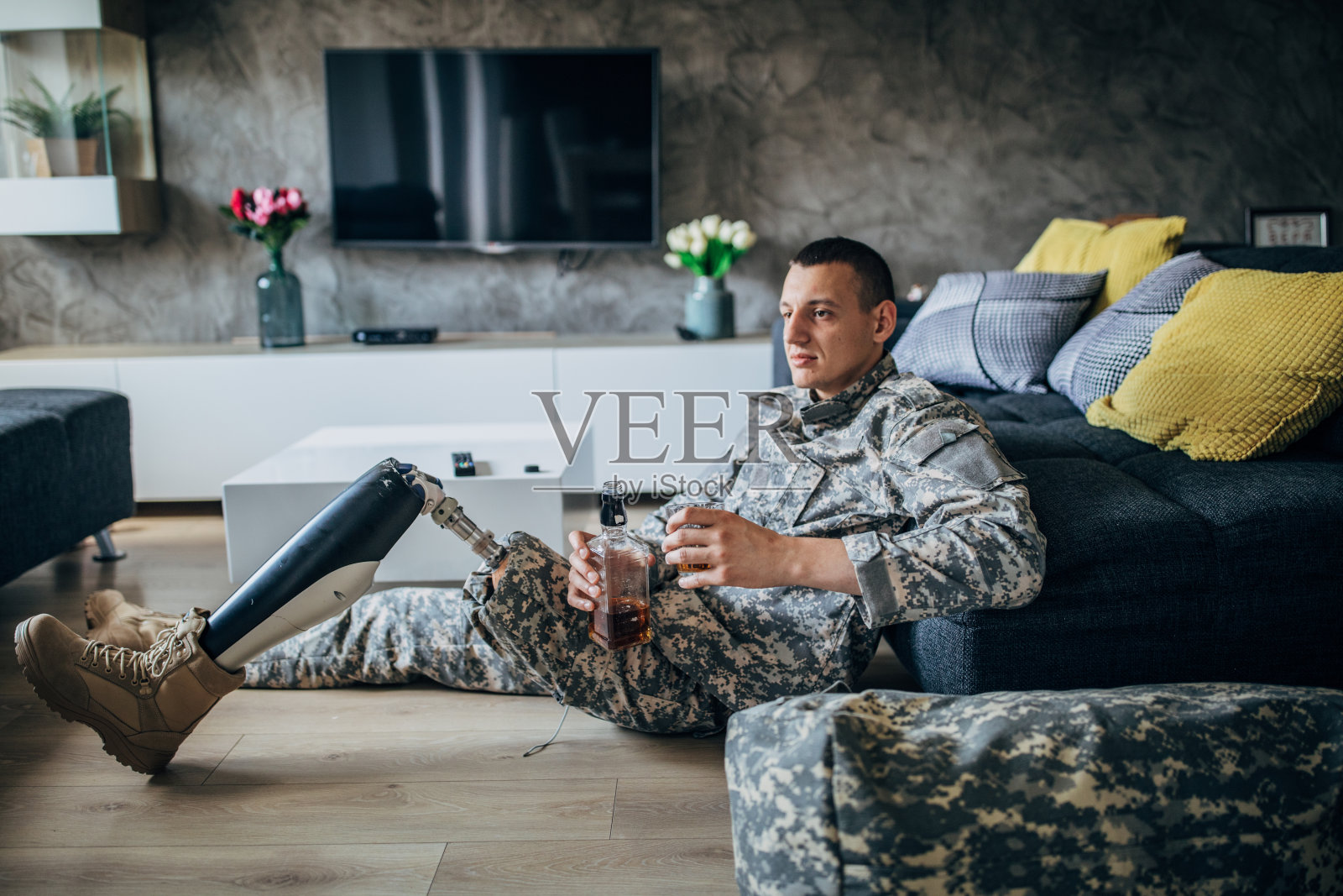 喝着酒的截肢士兵照片摄影图片
