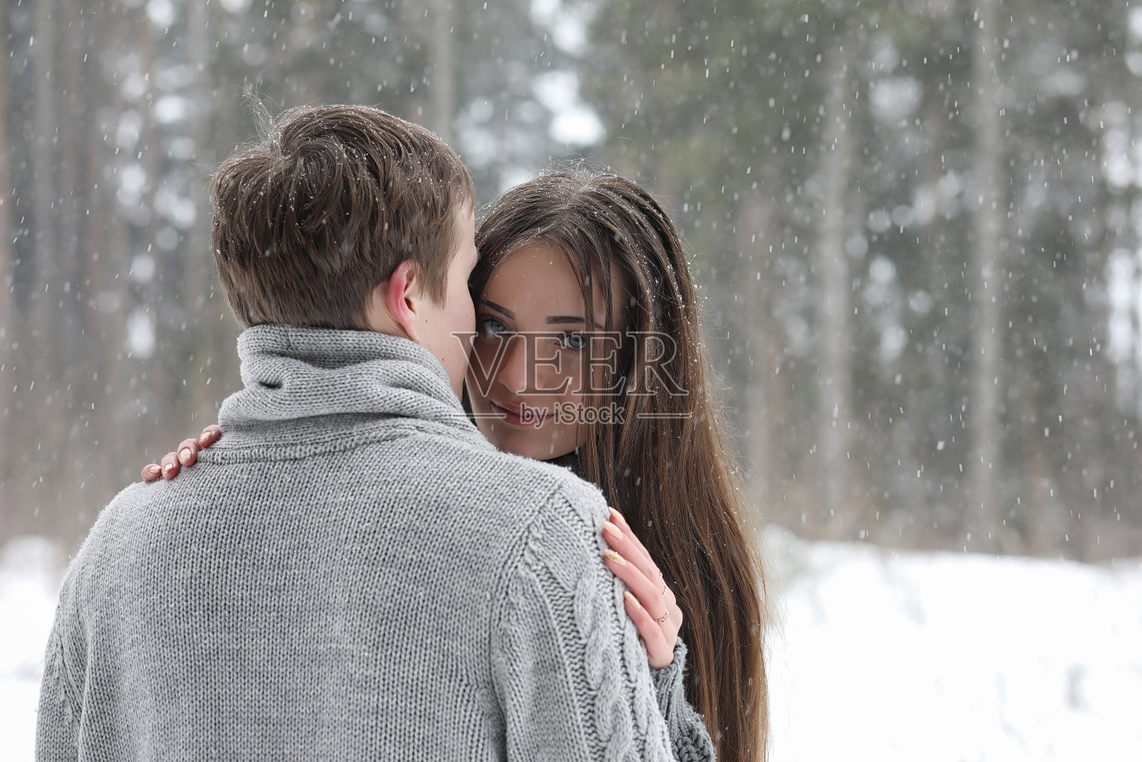 一对恋人在一个冬日的下午在暴风雪中约会照片摄影图片