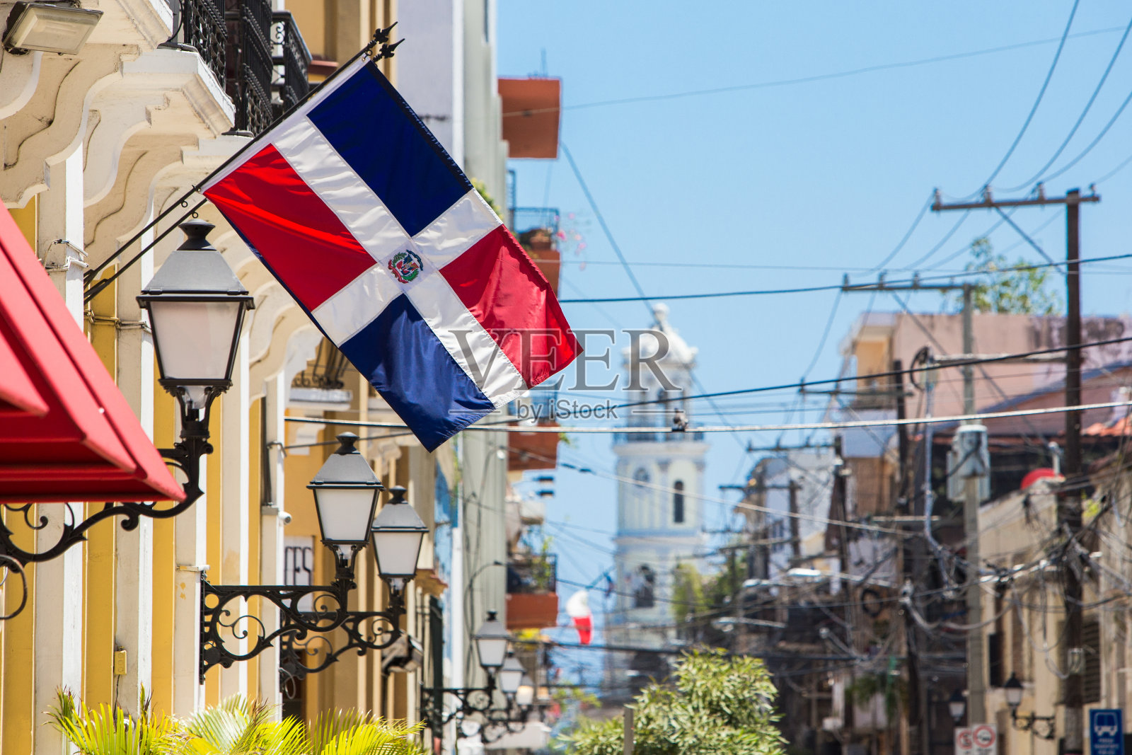 多米尼加共和国国旗挂在殖民地地区一座建筑的墙上照片摄影图片
