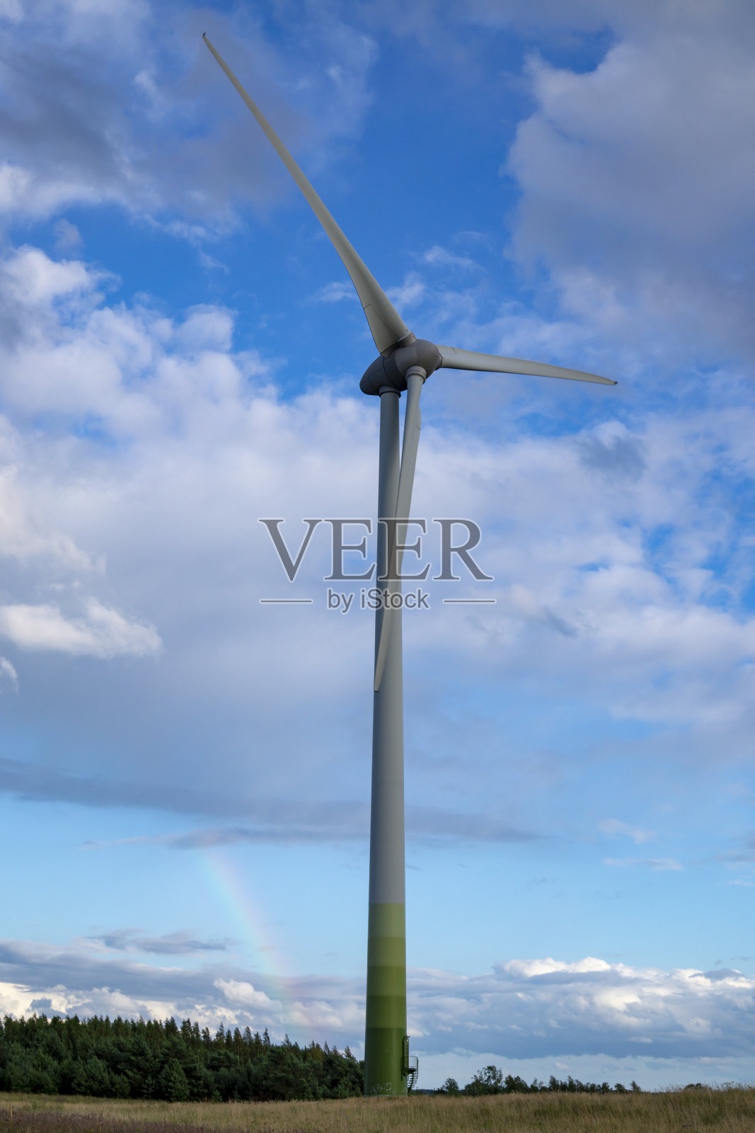 风力涡轮机对抗多云的蓝天照片摄影图片