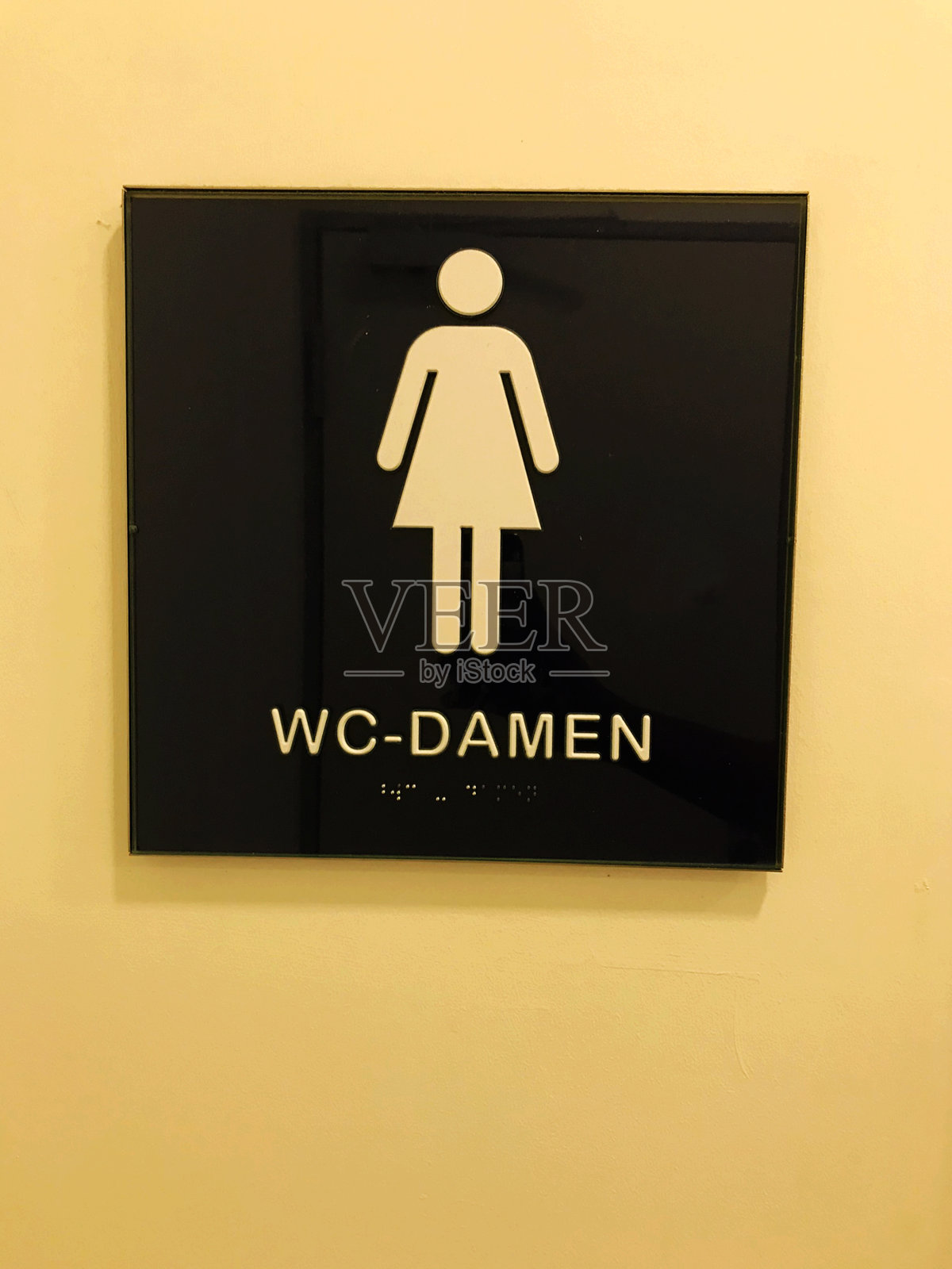 有盲文(德语)的女厕所照片摄影图片