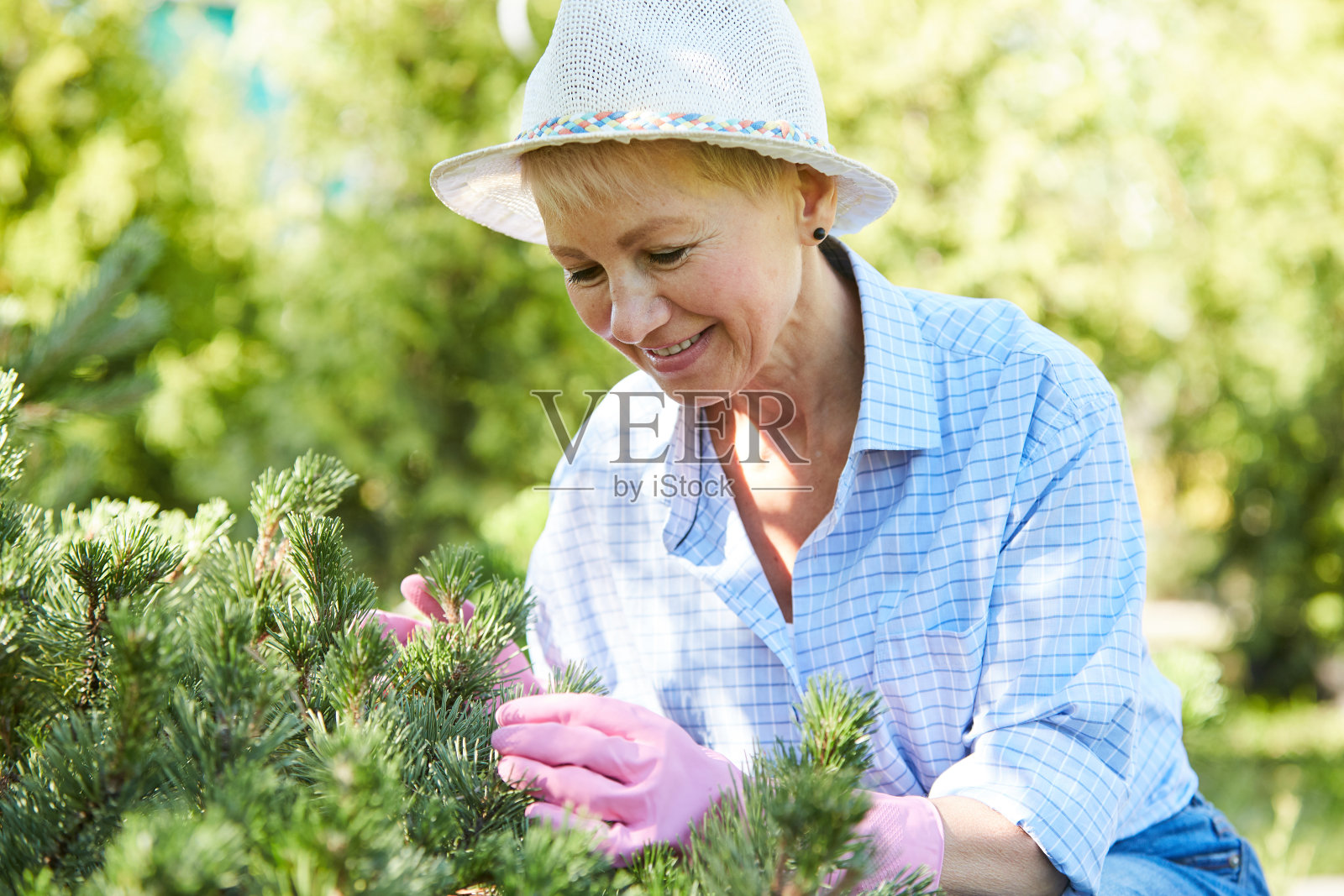 微笑园艺师照片摄影图片