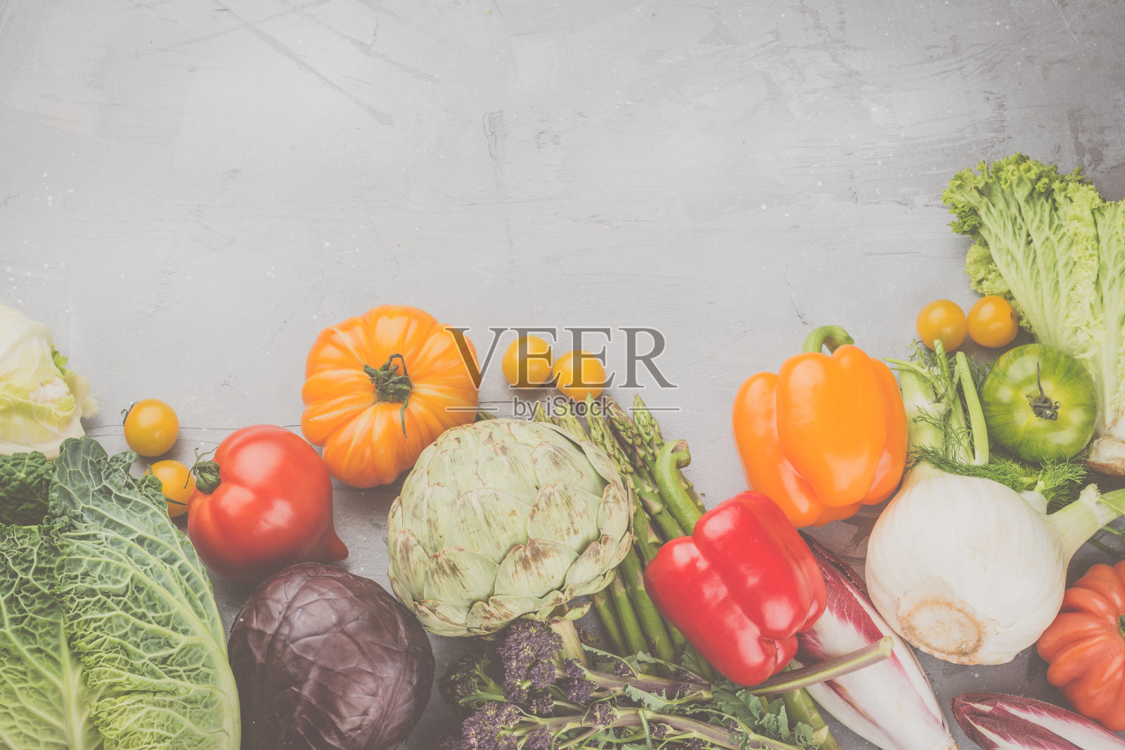 桌上五颜六色的蔬菜照片摄影图片