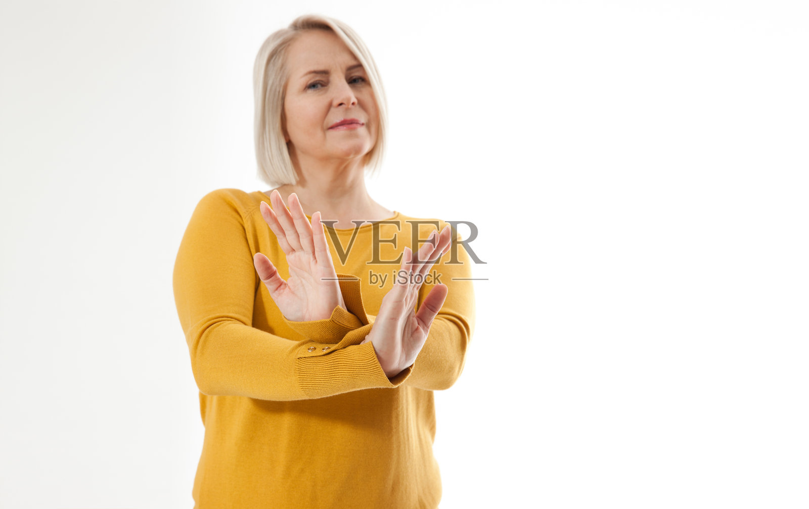 兴奋的女人表现出停止,忽视,否定和不情愿的迹象照片摄影图片