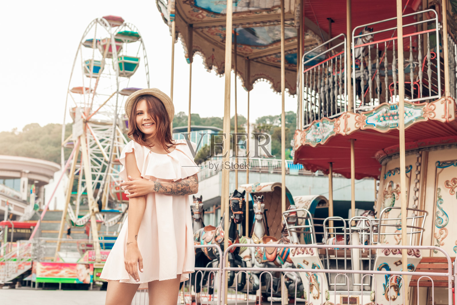 户外休闲。女孩站在游乐园,对着镜头摆姿势照片摄影图片