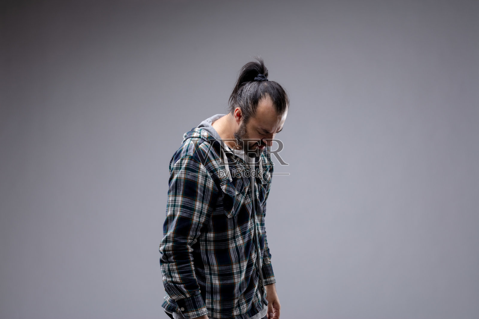 表情沮丧的男子照片摄影图片