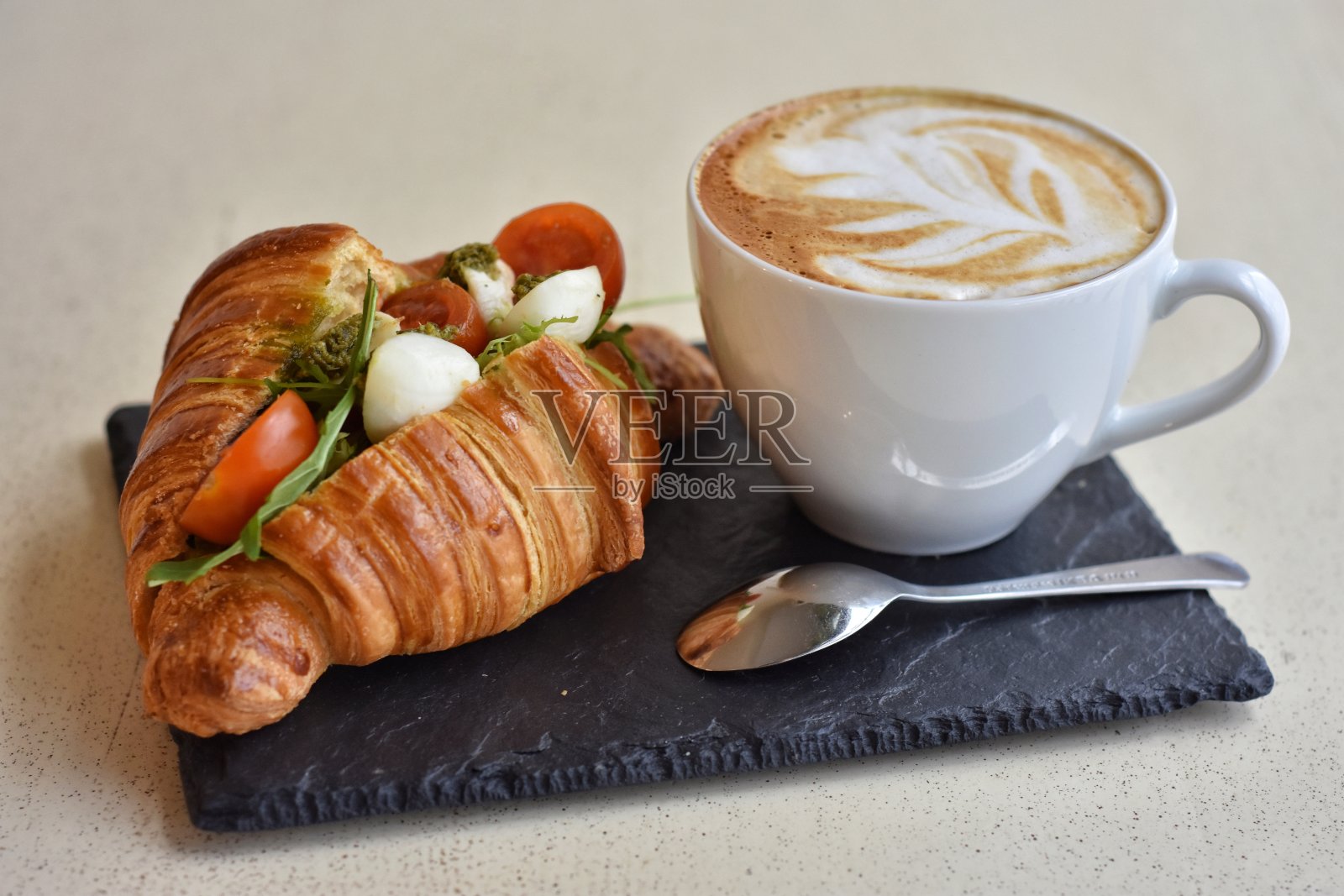 三明治羊角面包和一杯咖啡在咖啡馆照片摄影图片