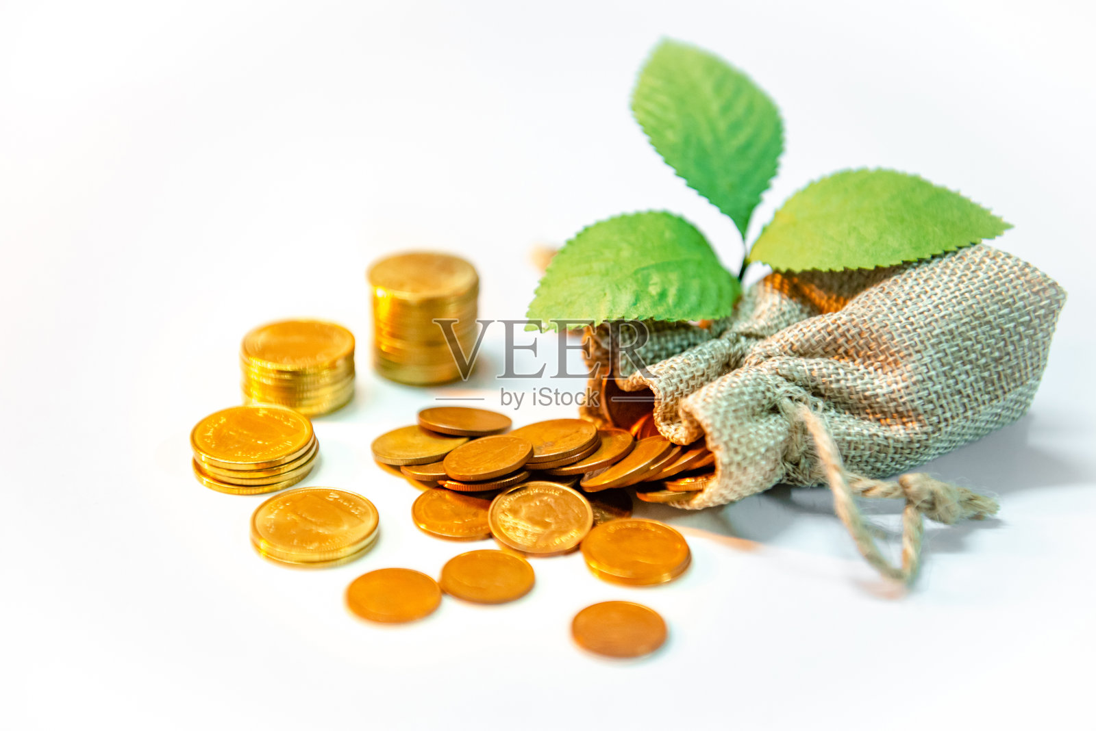 省钱。硬币从钱袋里溢出来照片摄影图片