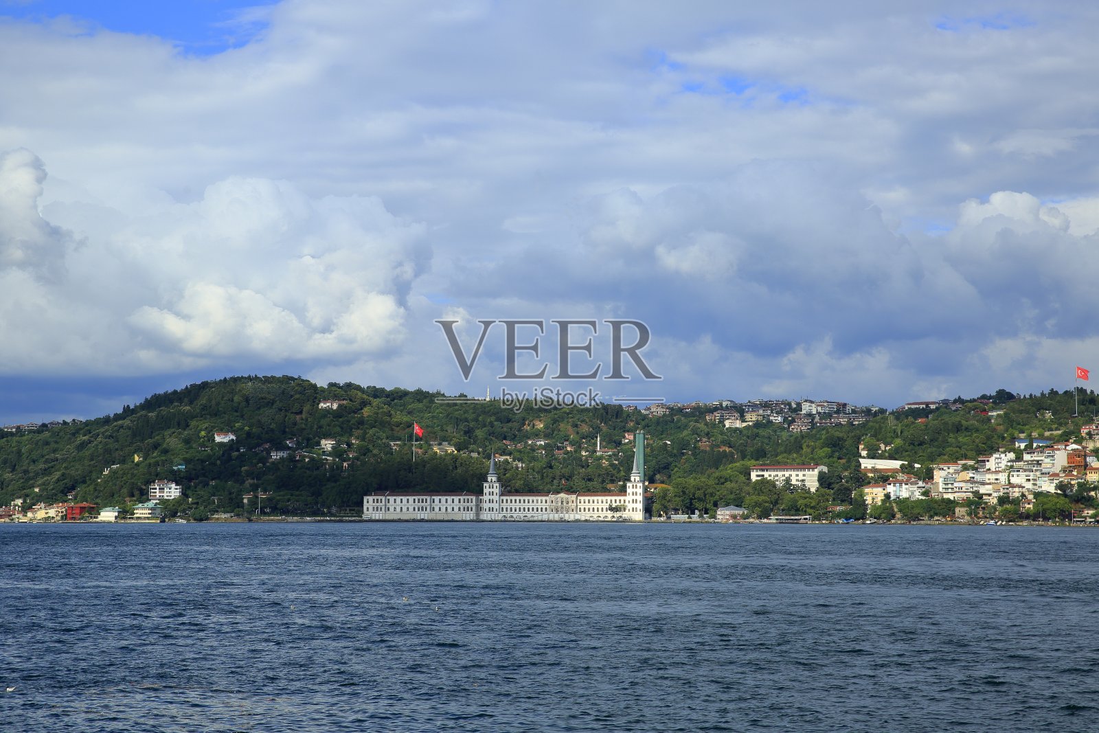 背景是博斯普鲁斯和库利军事高中,伊斯坦布尔照片摄影图片