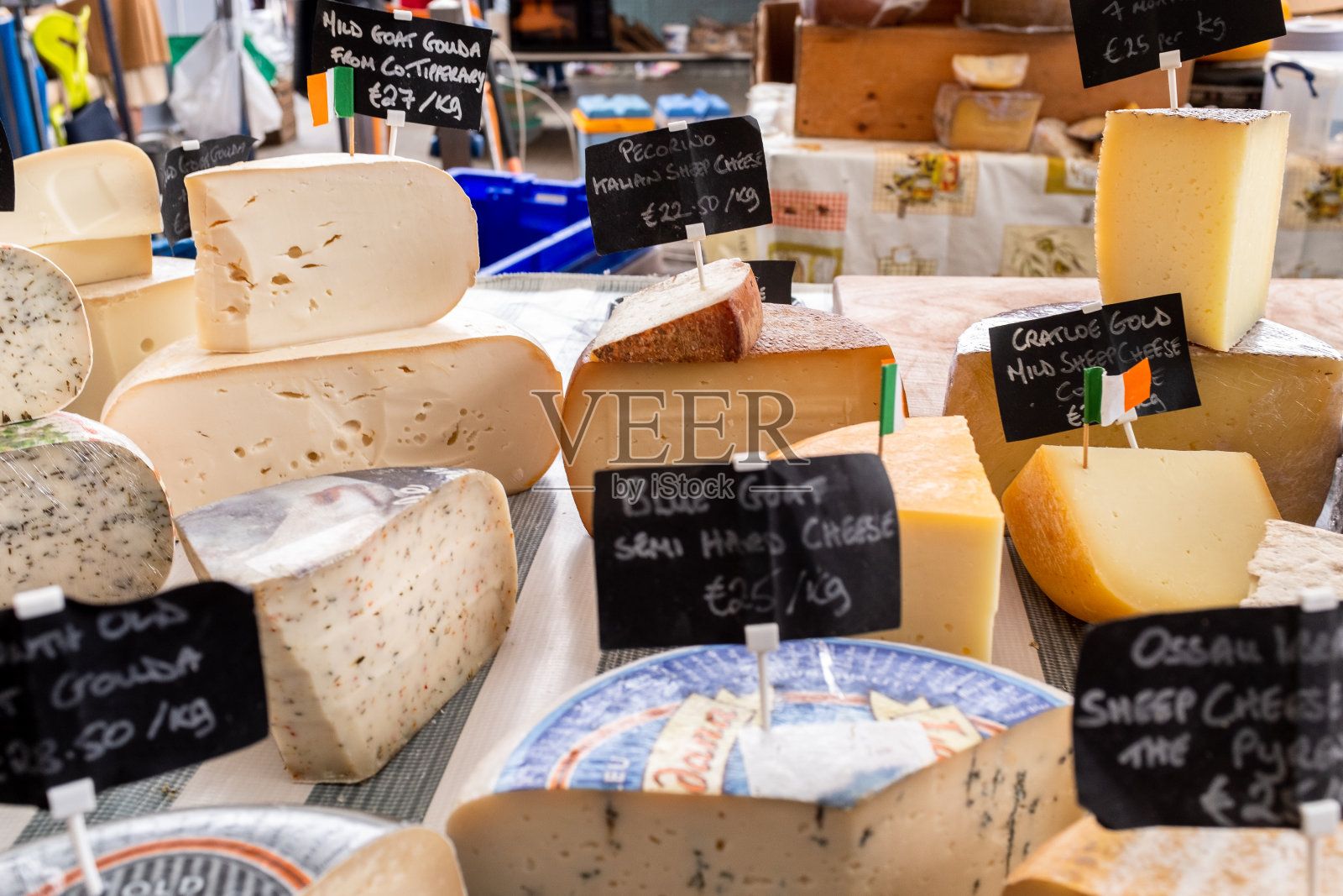 在一个当地的农贸市场上出售的美味奶酪的展示,在前景的奶酪被放在聚光灯下以提供景深照片摄影图片