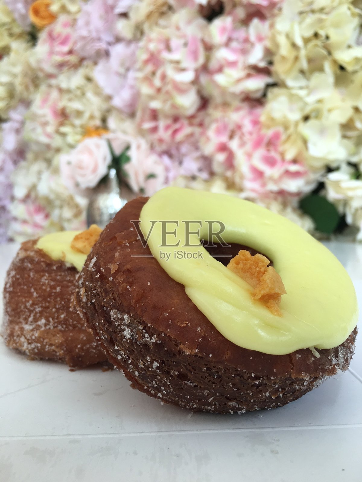 梅耶柠檬野花蜂蜜甜甜圈照片摄影图片