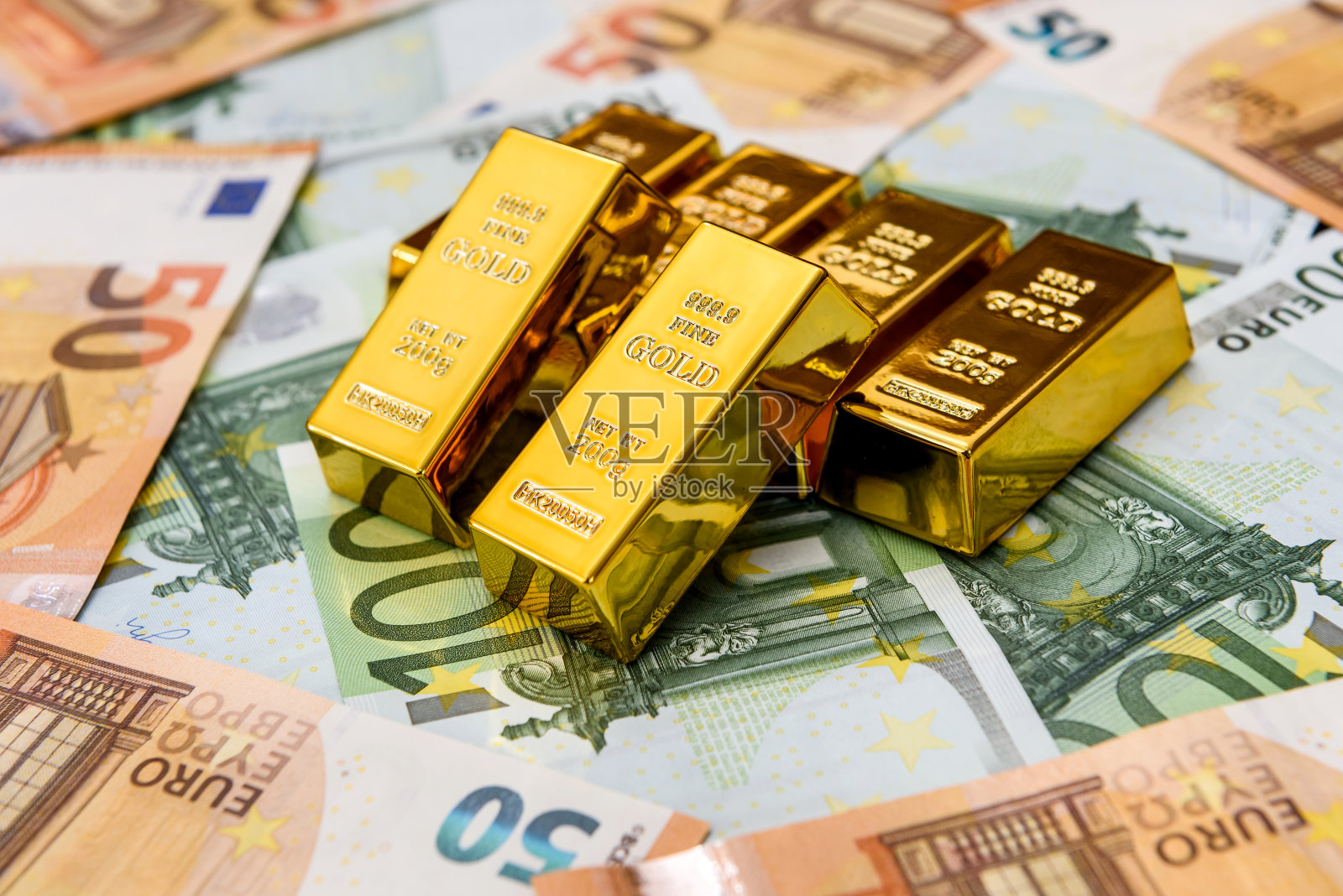 欧元钞票和金锭近距离接触照片摄影图片