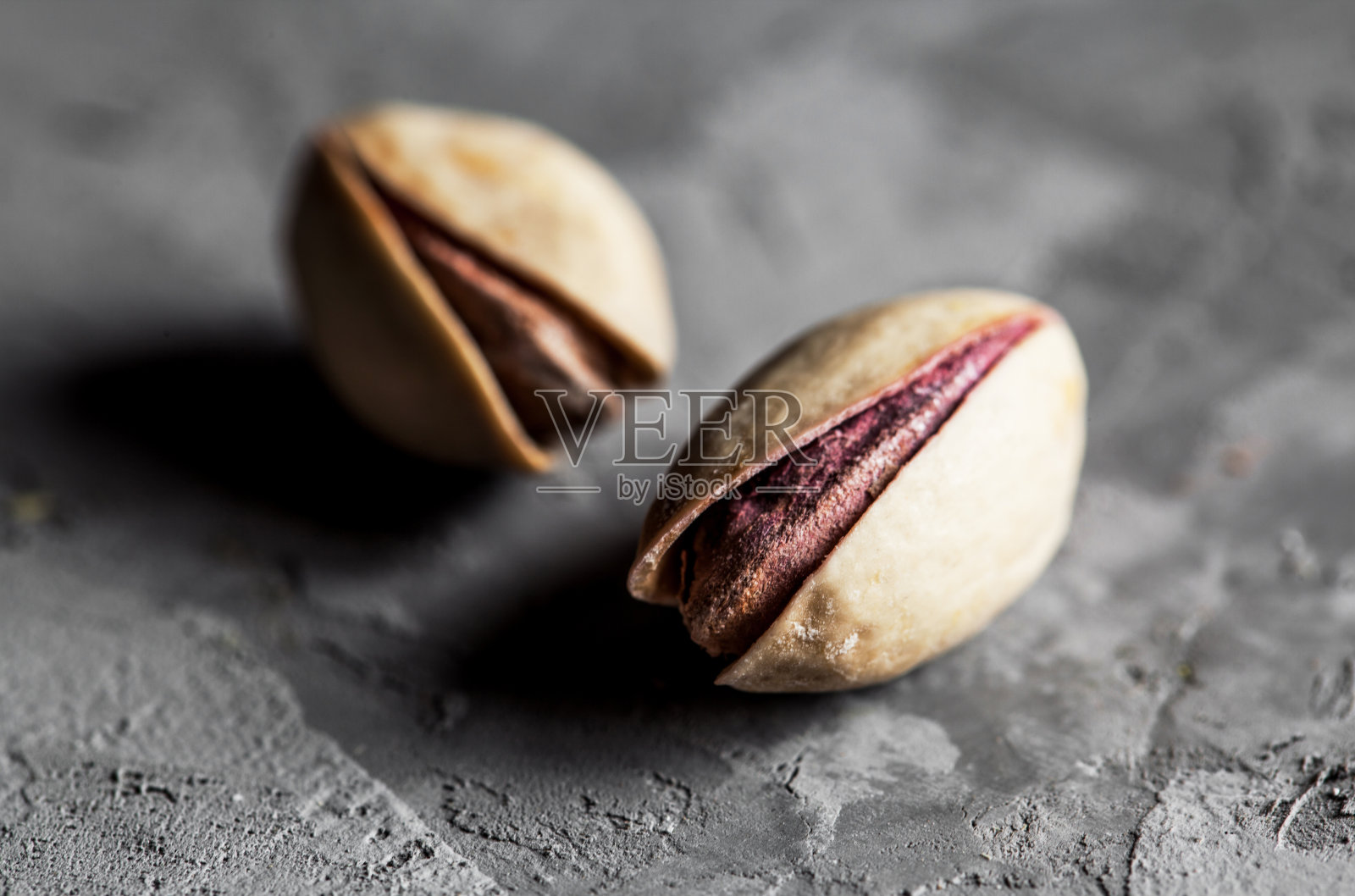 桌子上放着一大堆盐腌开心果。开心果果仁照片摄影图片