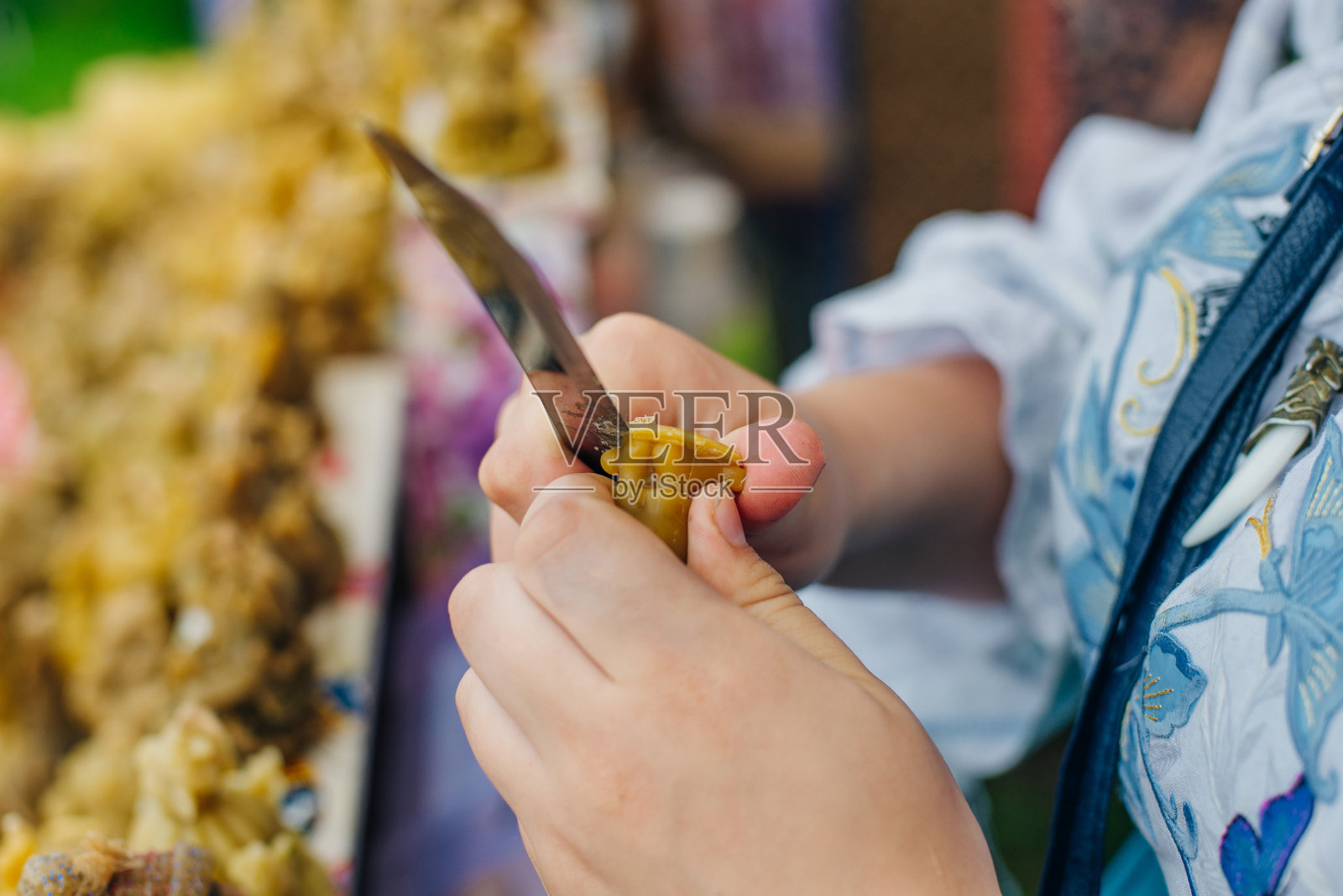 蜡烛节的准备工作。这些人像是用蜡雕刻的,俄罗斯艺术。照片摄影图片