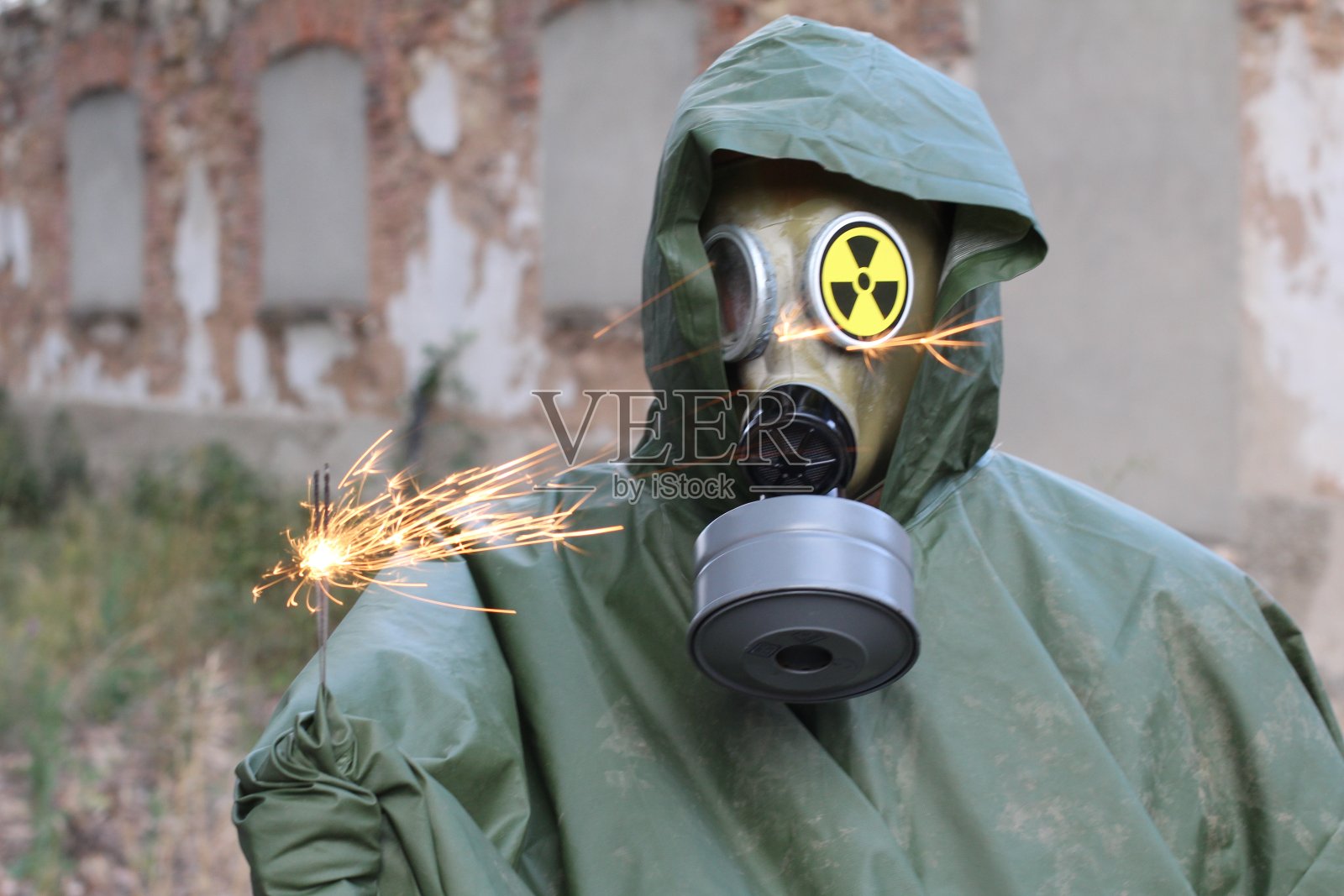 带防毒面具的人拿着烟火照片摄影图片