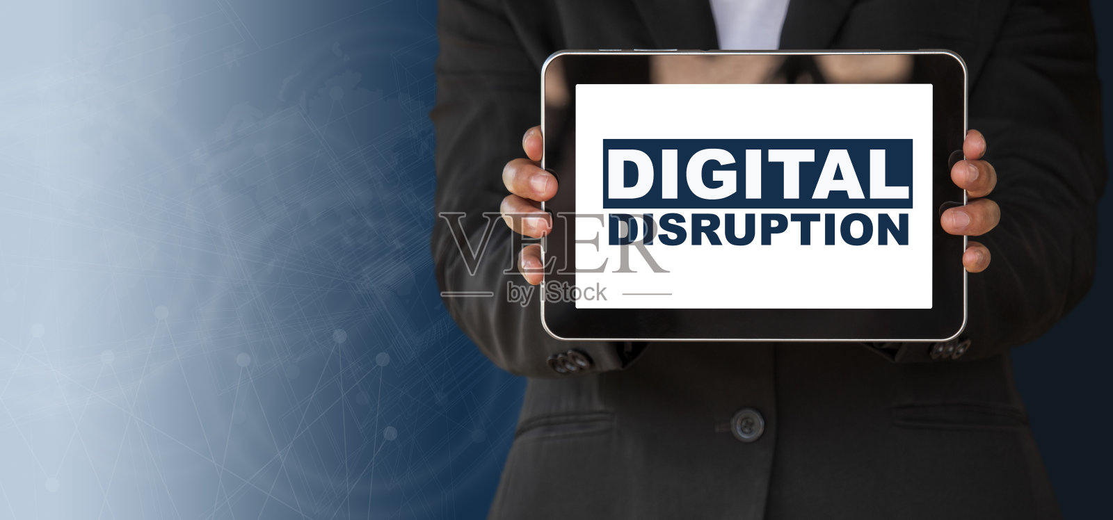 新商业模式概念技术创新,“nPerson手持平板电脑显示字母照片摄影图片