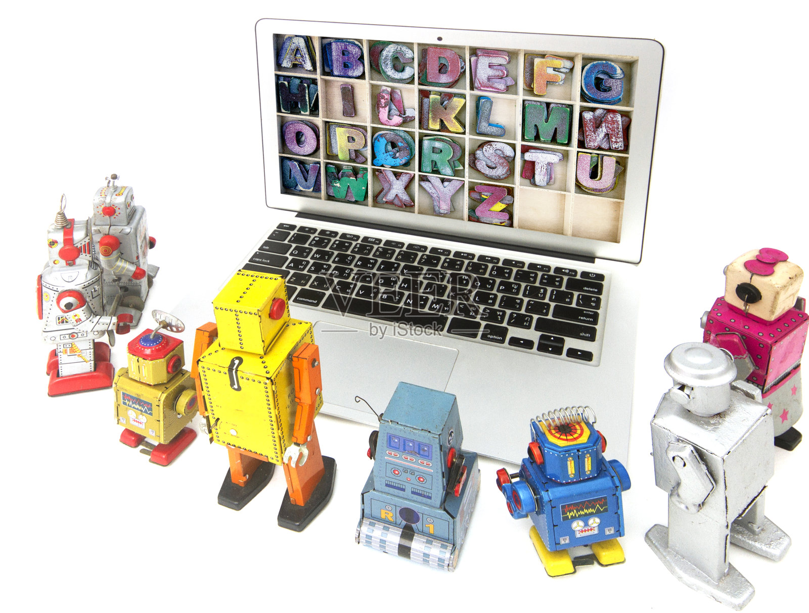 机器人玩具在笔记本电脑上学习ABC照片摄影图片