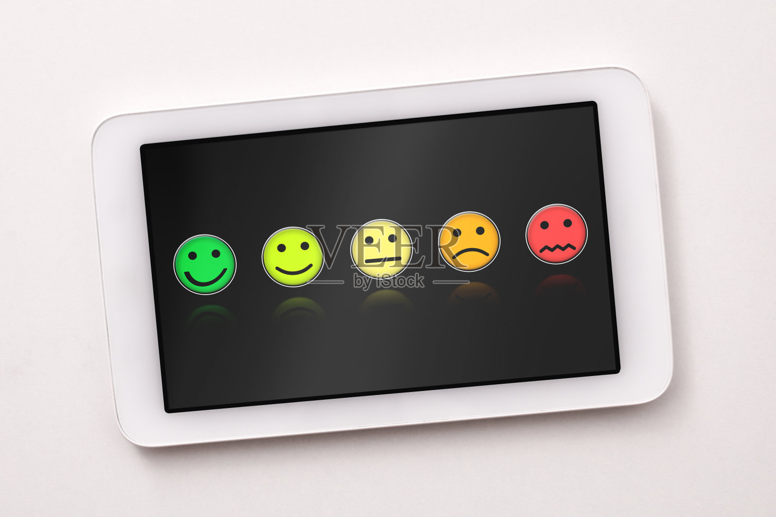 用表情符号表示平板电脑上的满意度水平照片摄影图片