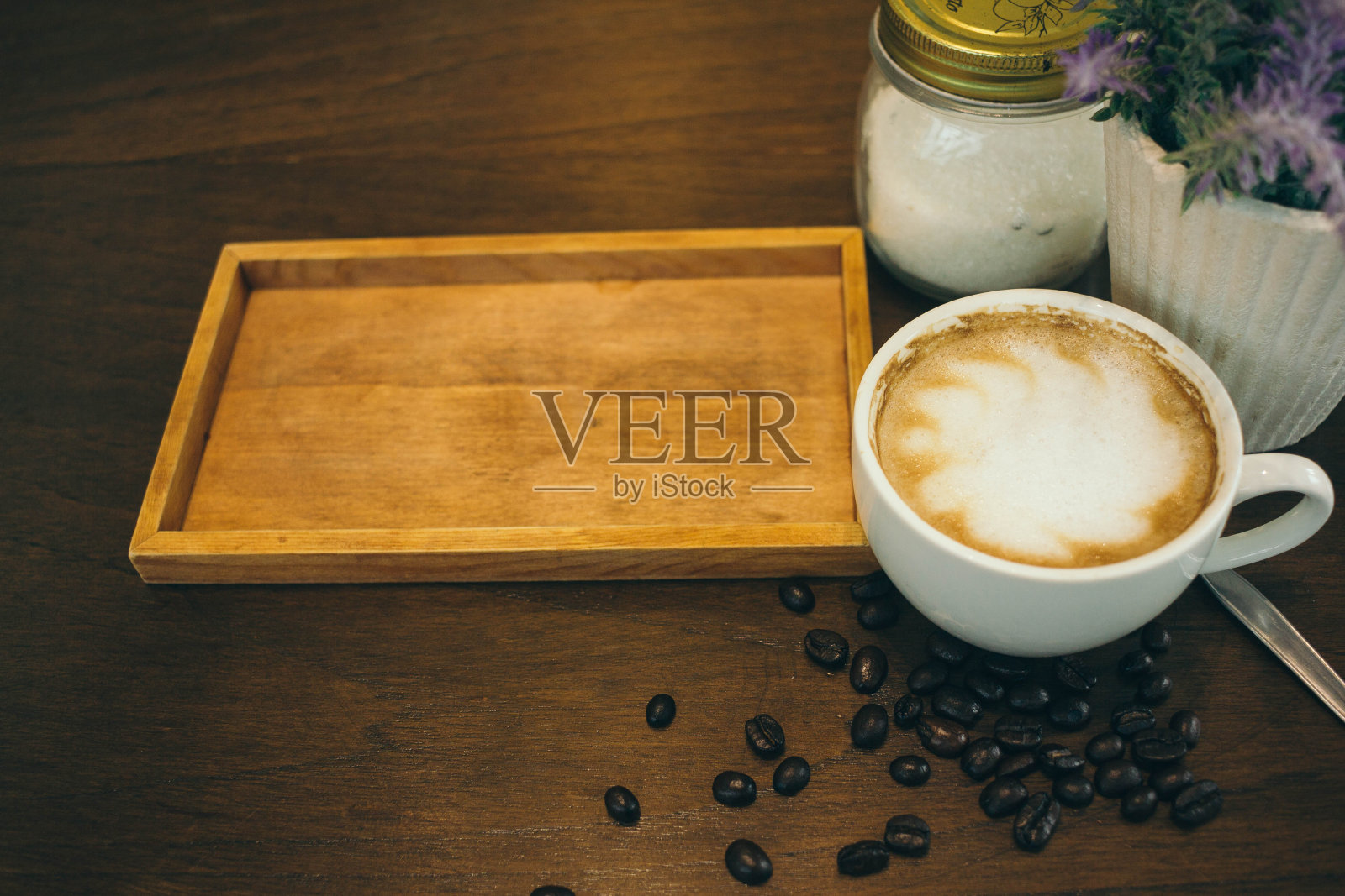 咖啡杯和咖啡豆在咖啡馆的木桌上照片摄影图片