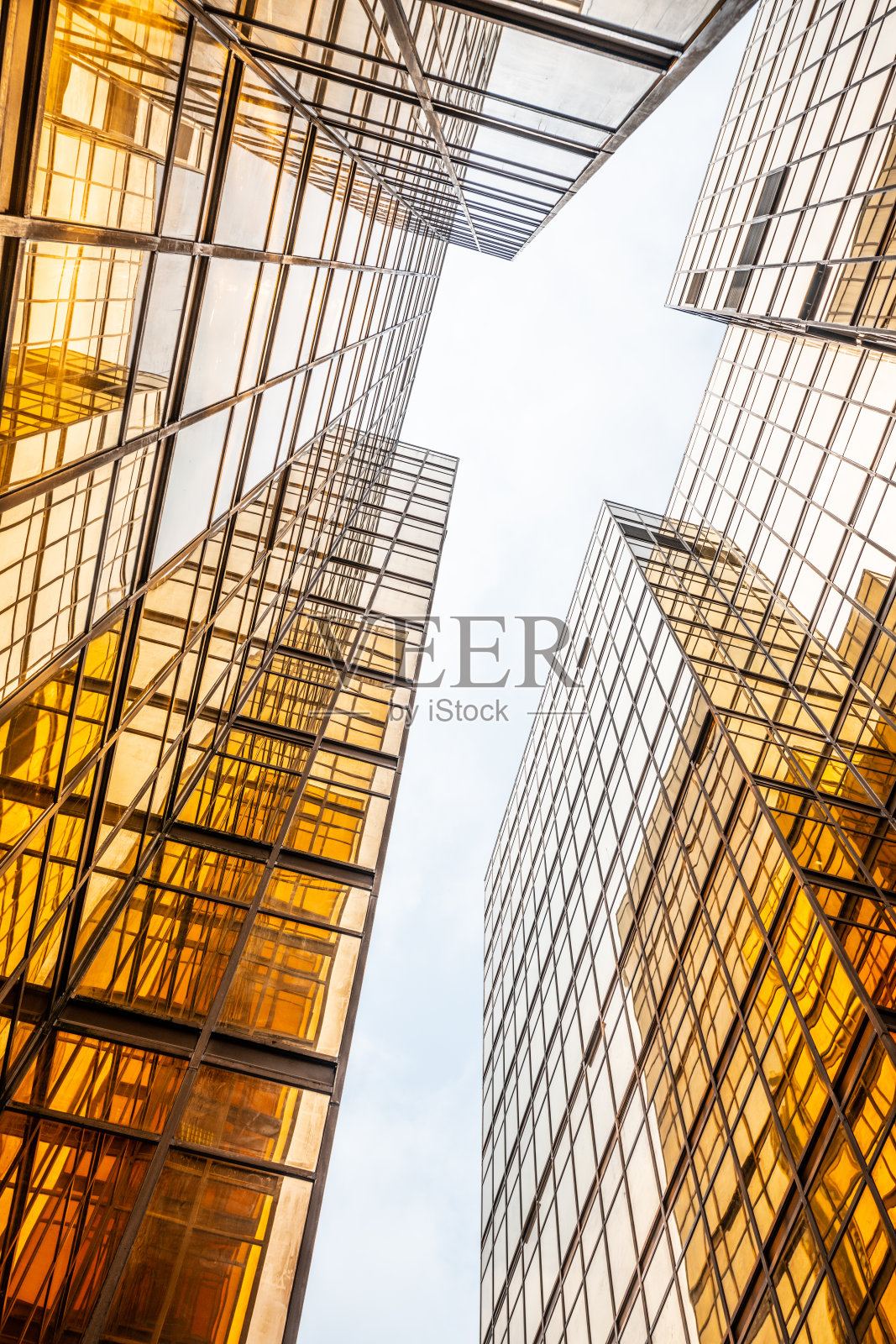 光明的未来,金融大厦相互辉映,从下面看照片摄影图片