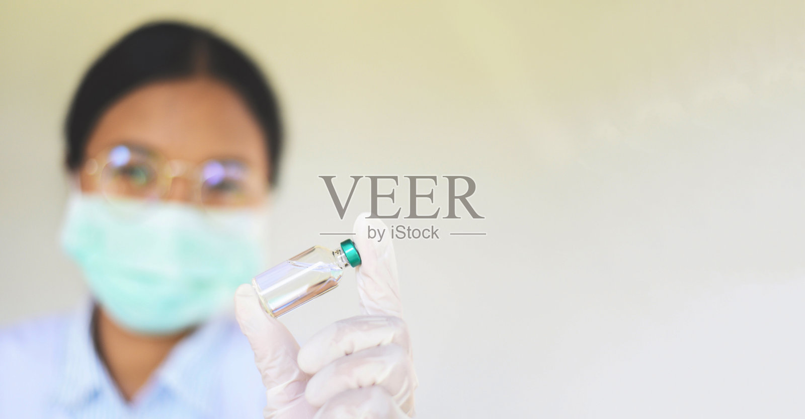 药瓶玻璃用于注射器注射针在手护士或医生用药药瓶设备医疗工具用药照片摄影图片