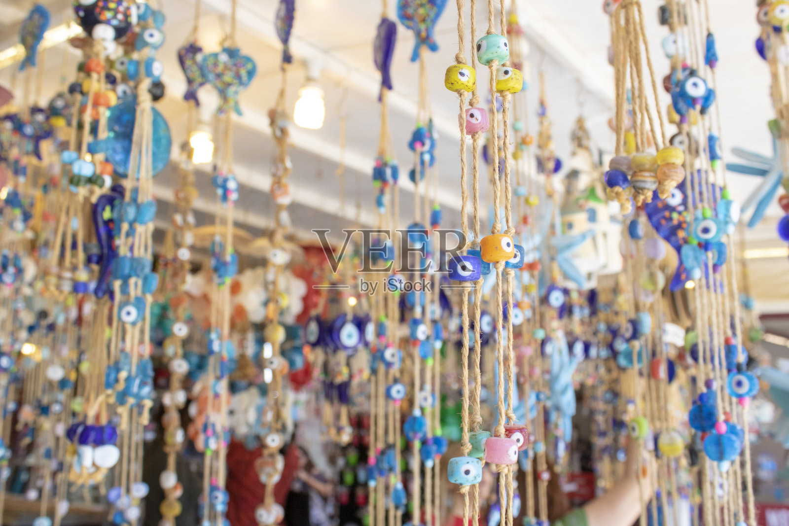 传统的邪眼珠。纪念品。模糊的背景。带来好运照片摄影图片