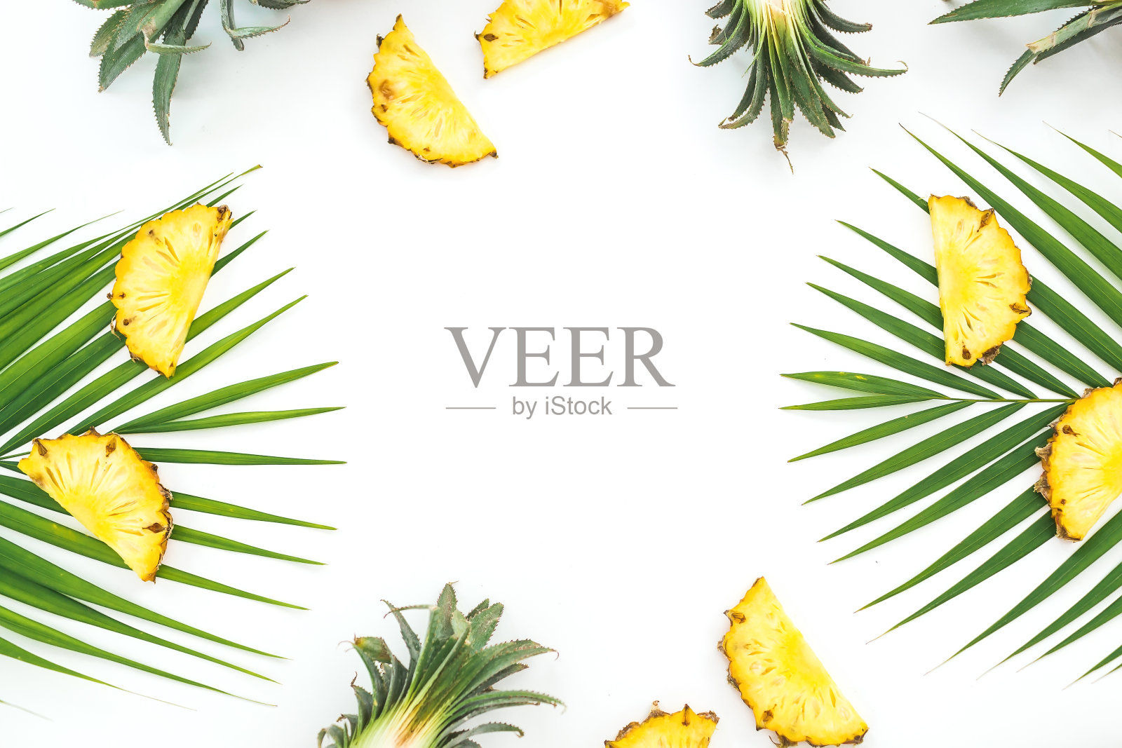 白色背景上的菠萝片和棕榈叶。平躺,俯视图照片摄影图片