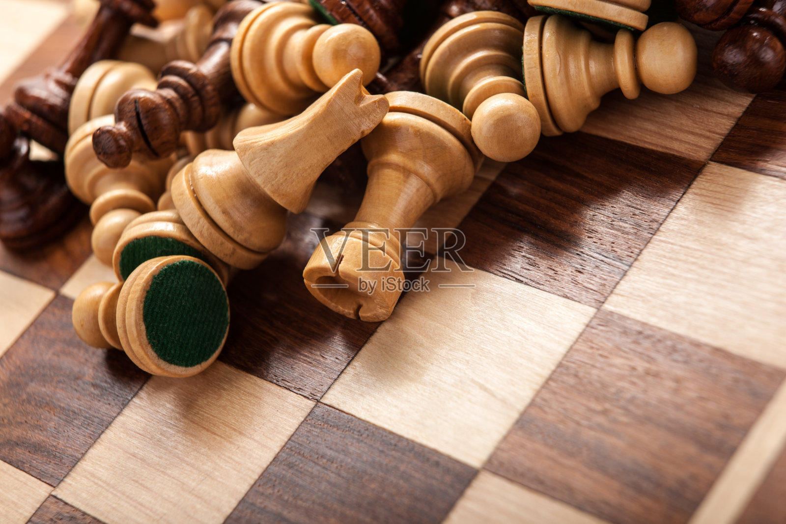 在一个木制的棋盘上近距离地散落着棋子照片摄影图片