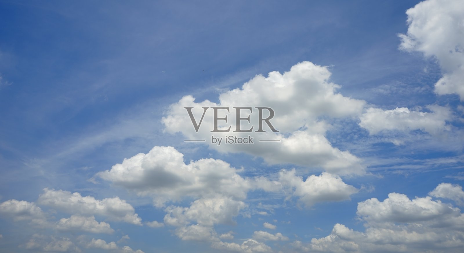 蓝天上的云朵照片摄影图片