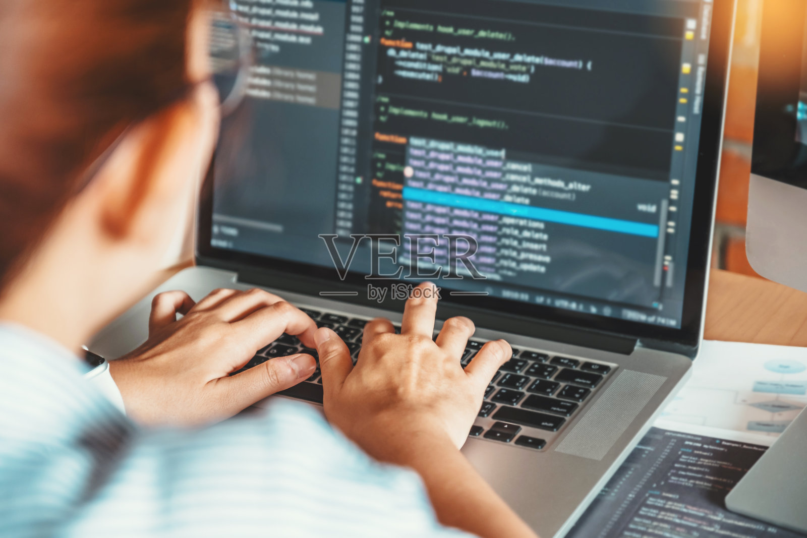 开发程序员阅读计算机代码开发网站设计和编码技术。照片摄影图片