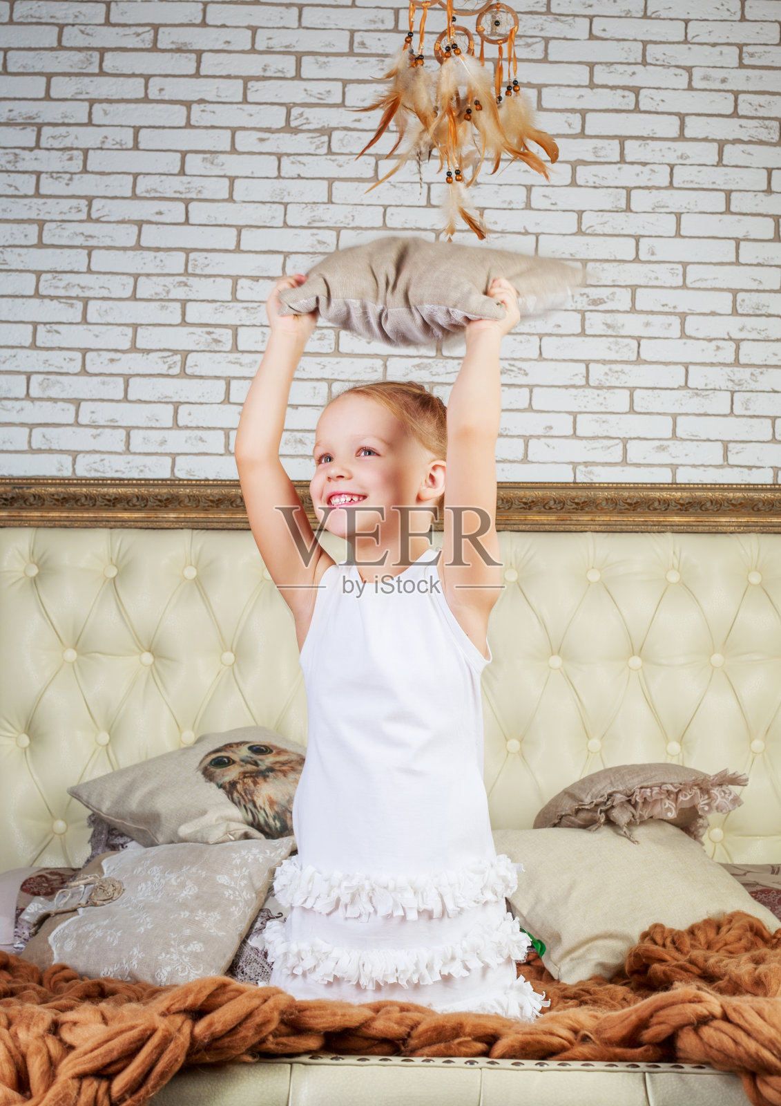 女孩在床上照片摄影图片