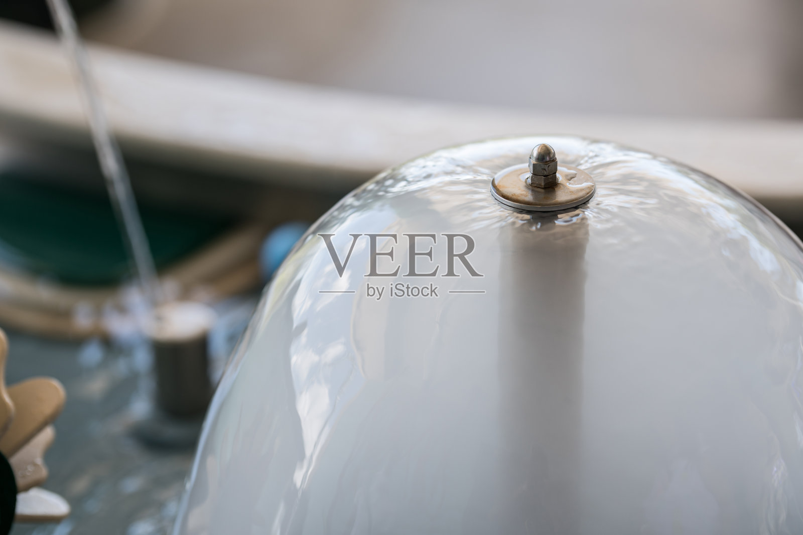 水是流动的水,里面有烟雾照片摄影图片