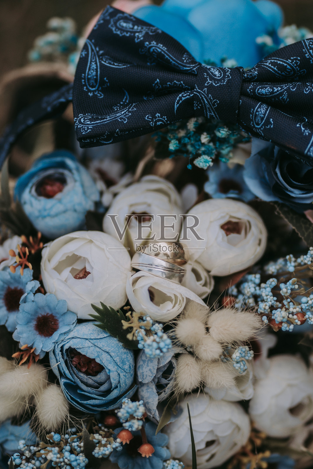 婚礼戒指和花的细节,关闭戒指和花束照片摄影图片