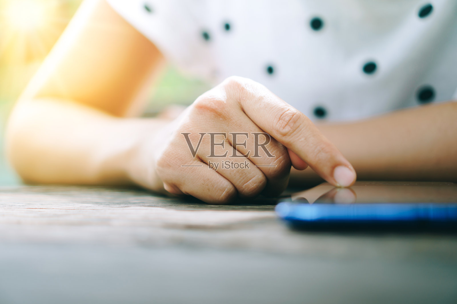 女人手用智能手机和笔记本电脑与咖啡馆的阳光光线遮荫,以物体美丽的背景。商业、金融、交易、股票市场和社交网络的概念。照片摄影图片