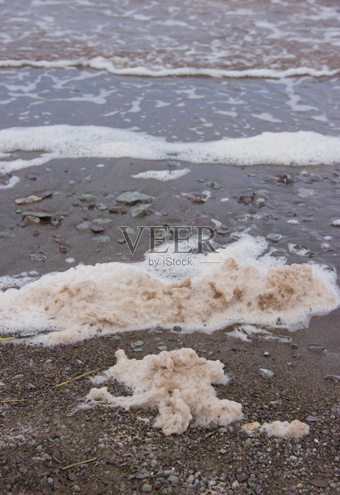 环境问题,泡沫在水中形成。自然保护和生态的概念。照片摄影图片