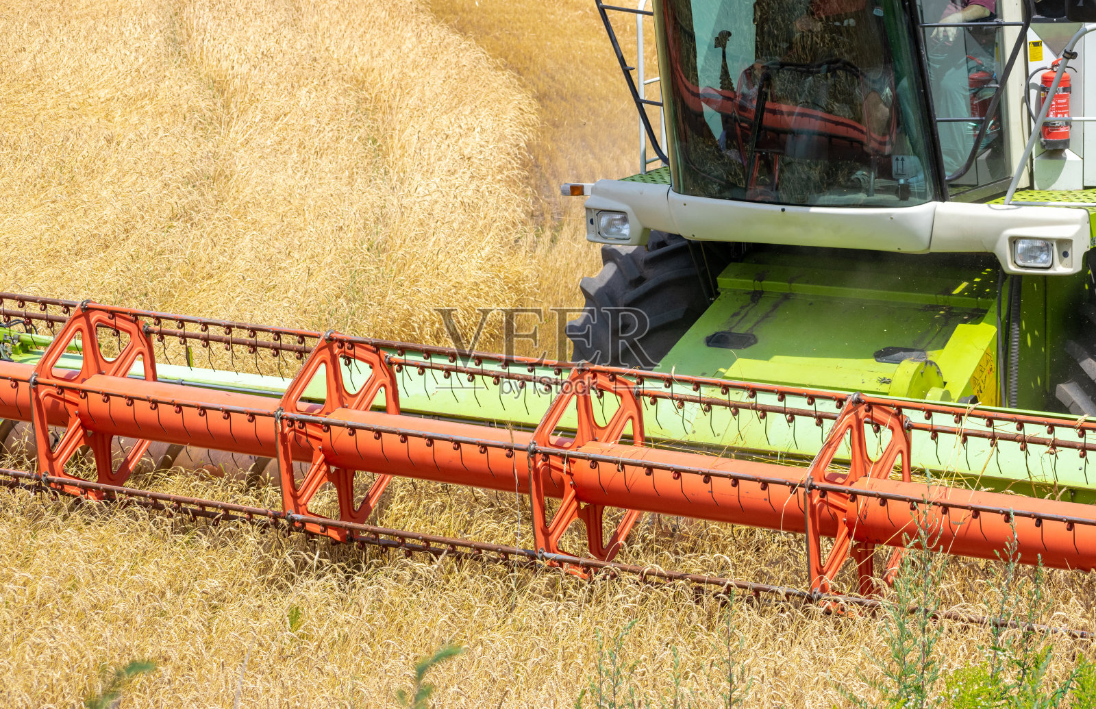 收割机在工作照片摄影图片