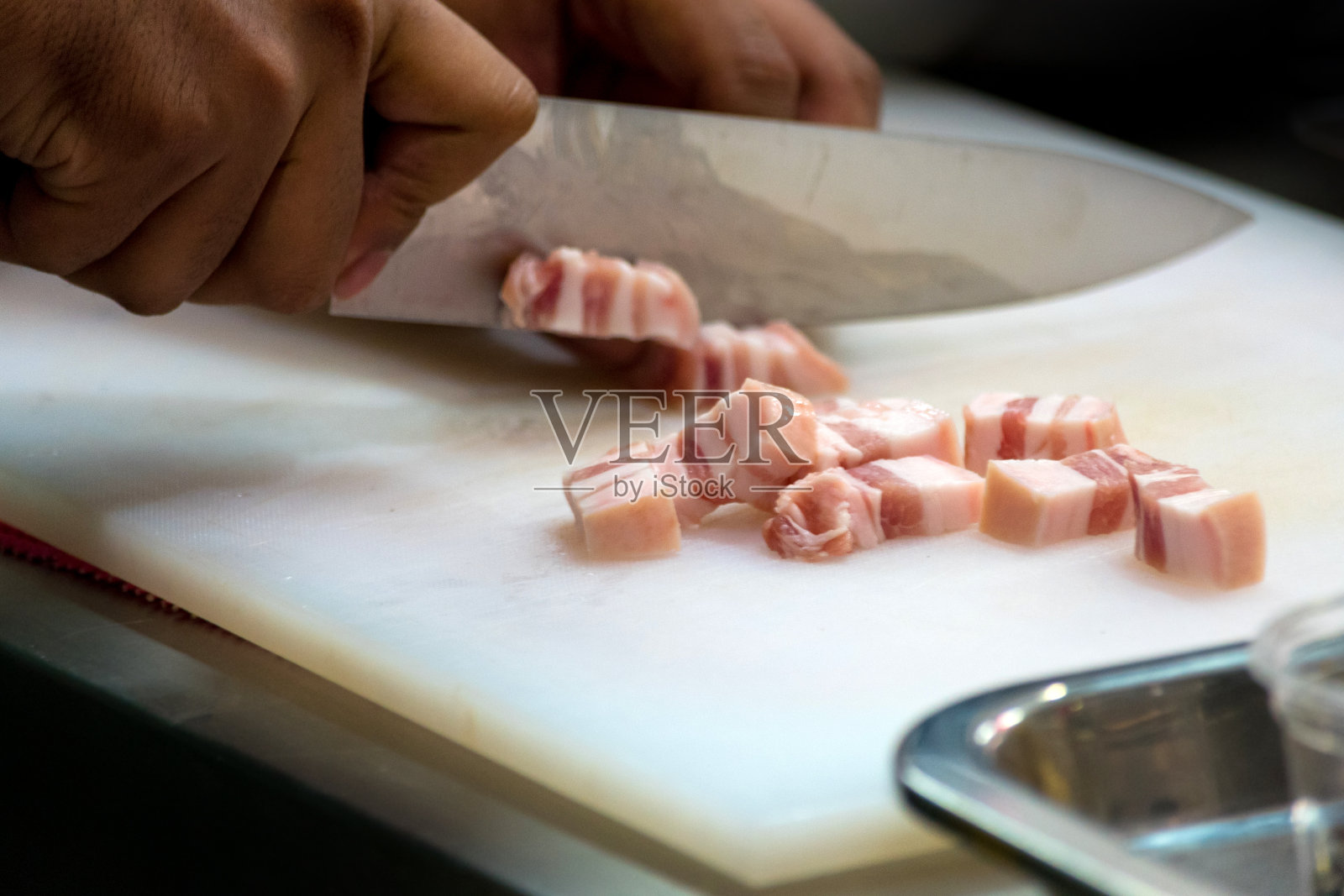 厨师在厨房餐厅切五花肉或五花肉照片摄影图片