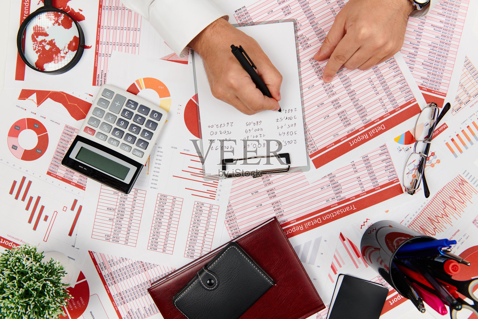 平顶视图的商人工作和计算财务,阅读和写报告。企业财务会计概念。照片摄影图片