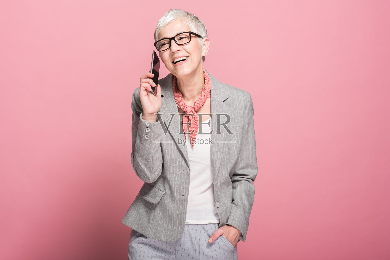 打电话的女人照片摄影图片