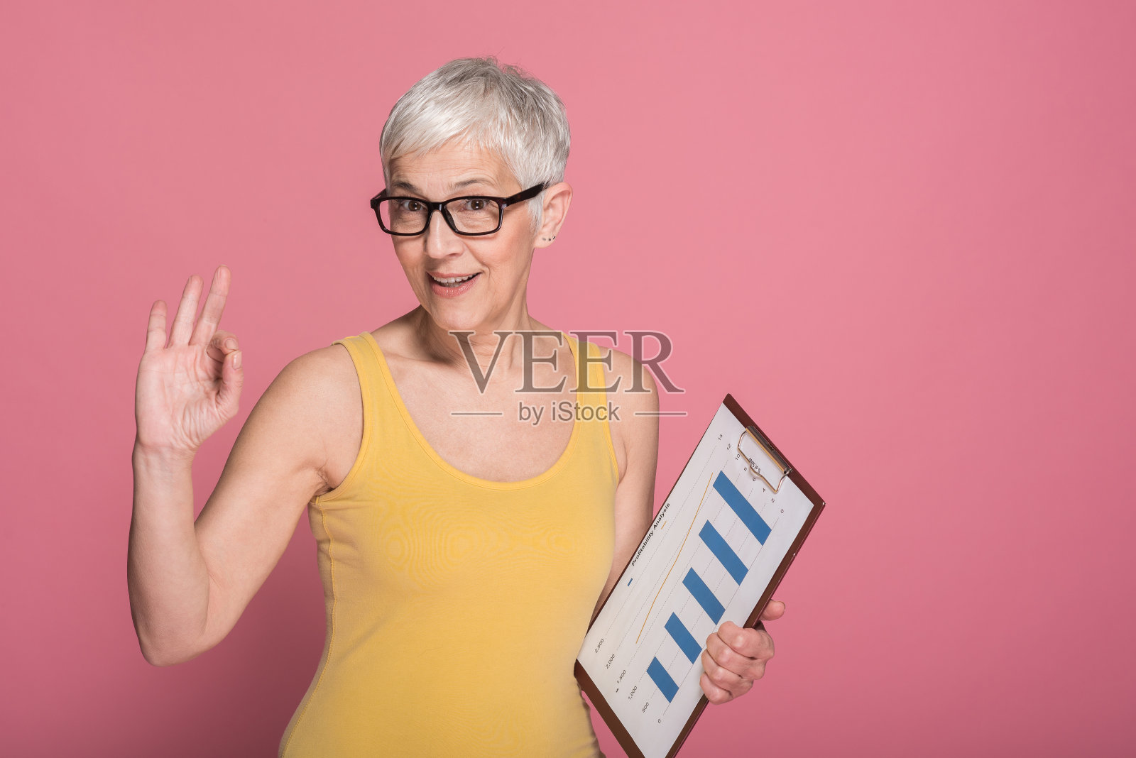 女人拿着图照片摄影图片