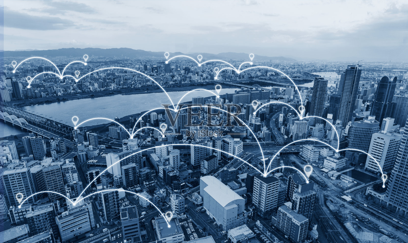 在城市网络连接技术中,蓝色城市空间具有网络链接和位置标识照片摄影图片