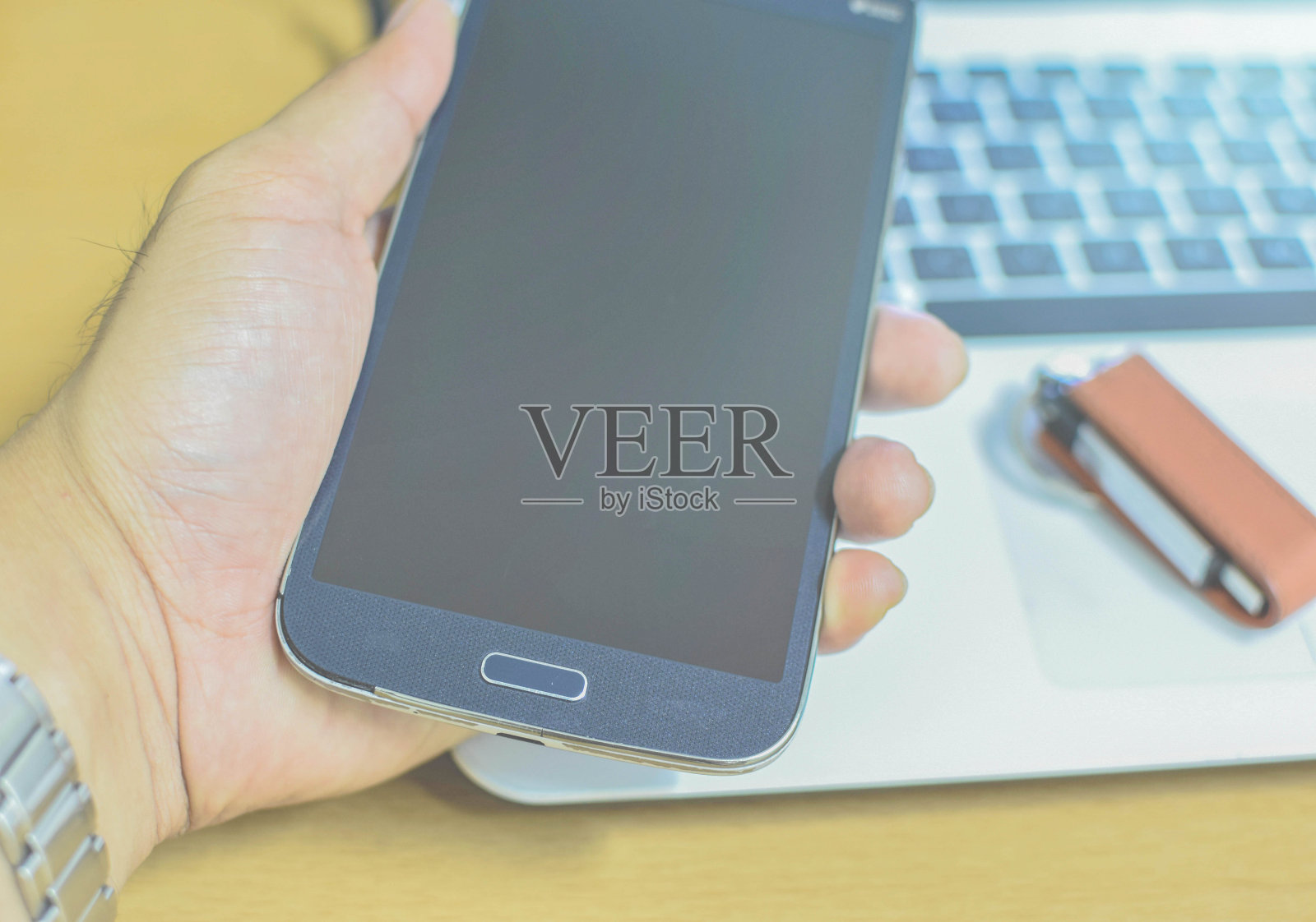 电话和男人的手在玩照片摄影图片