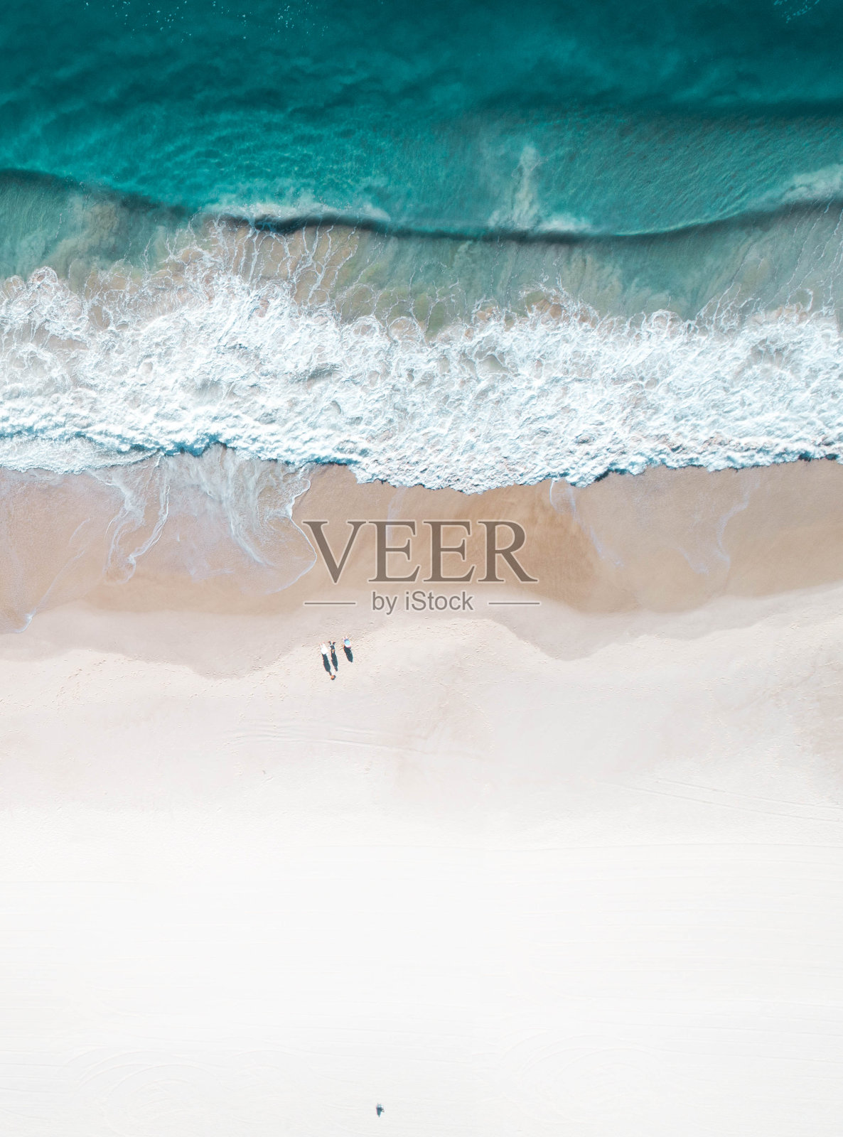 日出时美丽的海滩和海水,人们站在海浪和金色海岸的白色沙滩上。昆士兰新南威尔士布里斯班拜伦湾阳光海岸努萨邦迪曼利照片摄影图片